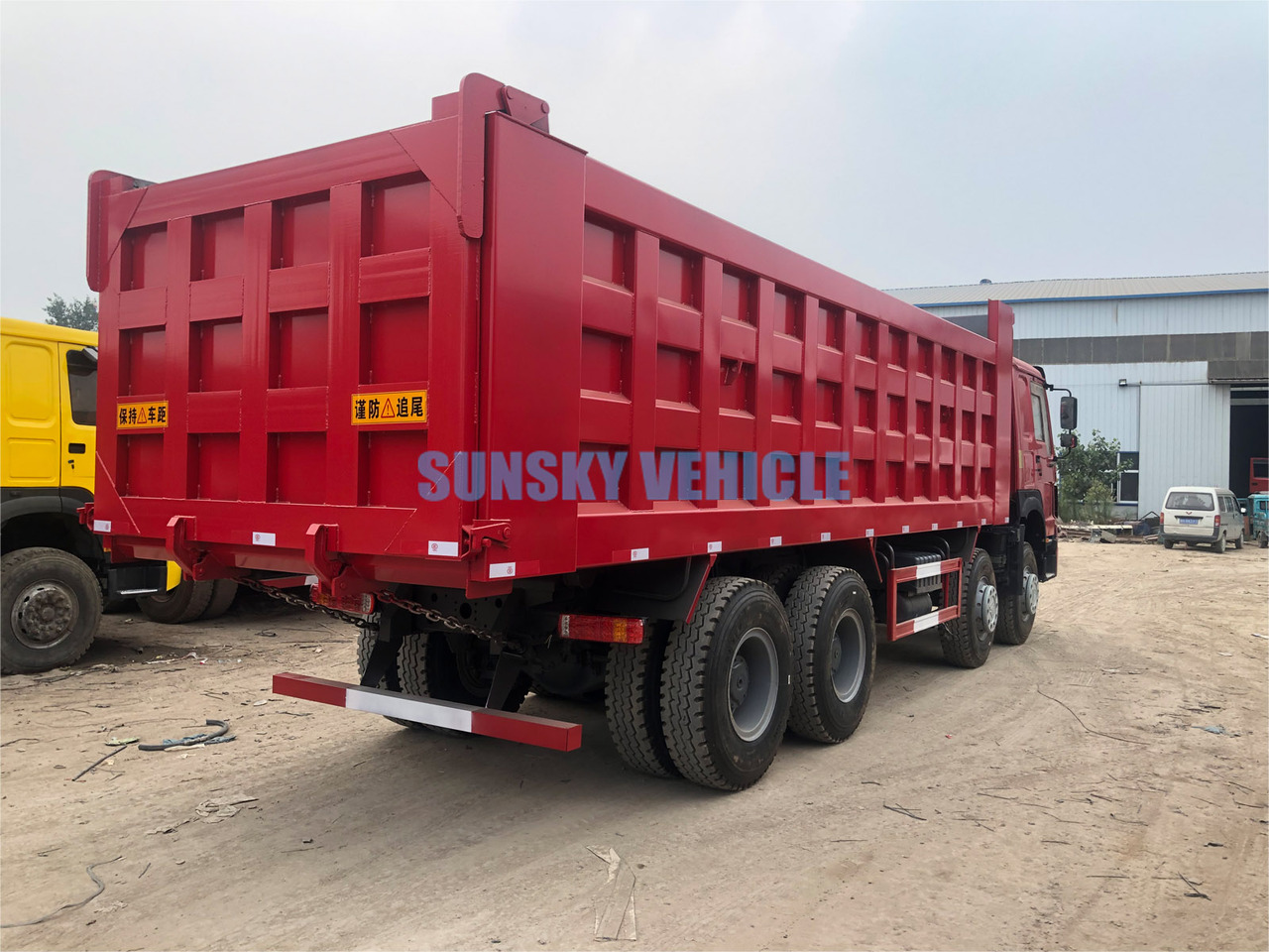 Camión volquete para transporte de materiales áridos HOWO 8X4 dump truck: foto 11