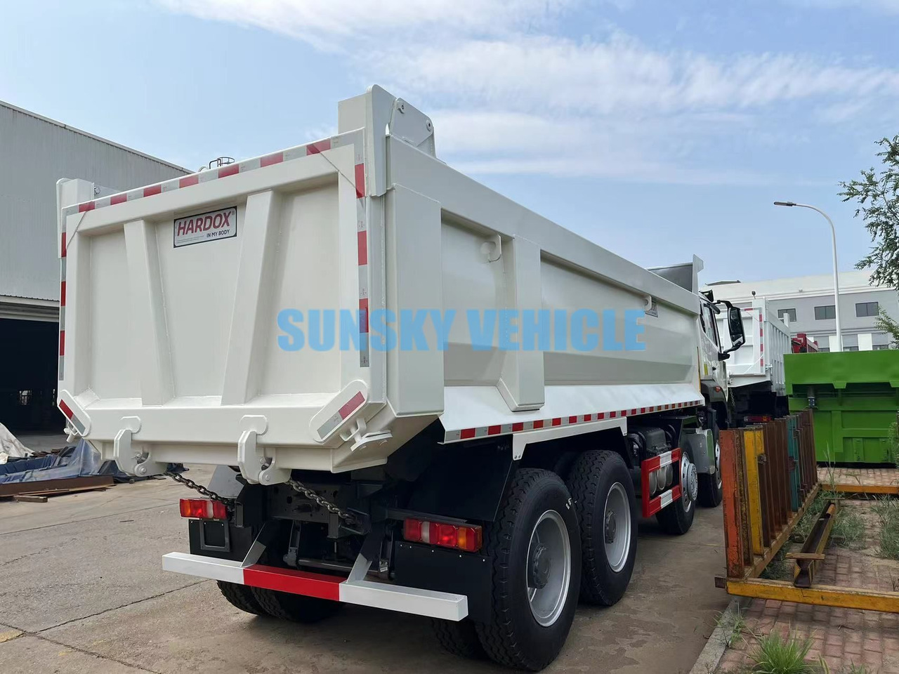 Camión volquete para transporte de materiales áridos HOWO 8X4 dump truck: foto 6