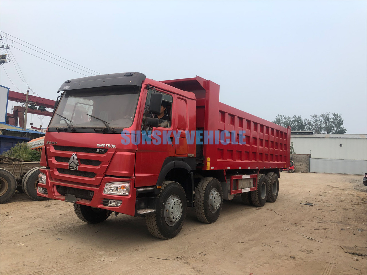 Camión volquete para transporte de materiales áridos HOWO 8X4 dump truck: foto 9