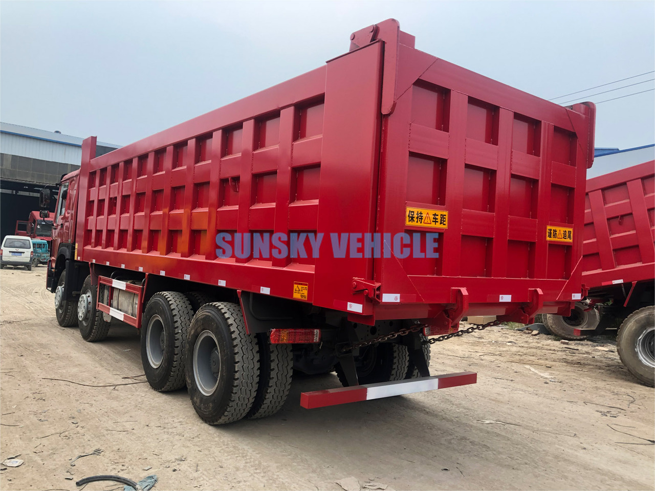 Camión volquete para transporte de materiales áridos HOWO 8X4 dump truck: foto 12