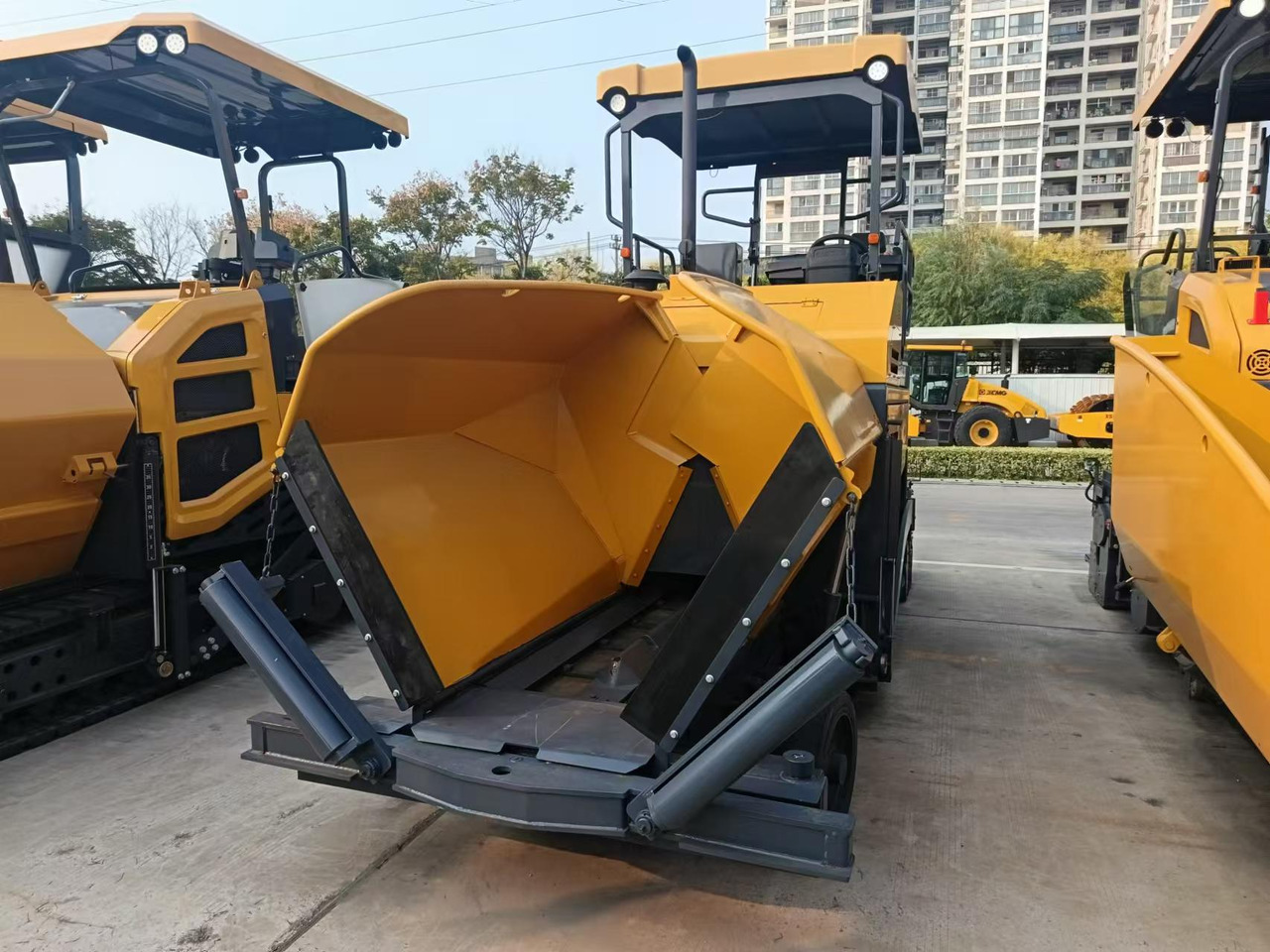 XCMG Official Road Machinery Used Asphalt Paver RP453L 3.4m Small Asphalt Paver Price - Pavimentadora de asfalto: foto 5 XCMG Official Road Machinery Used Asphalt Paver RP453L 3.4m Small Asphalt Paver Price - Pavimentadora de asfalto: foto 5