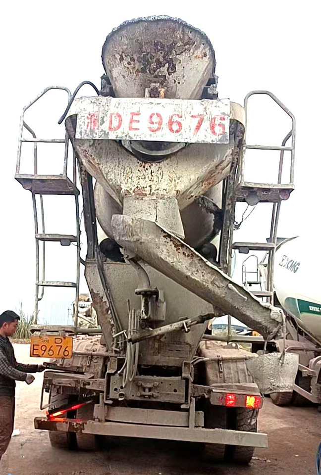 XCMG Official Second Hand Diesel Cement Mixer G4804B 12m³ Truck-mounted Concrete Mixer Truck Price - Camión hormigonera: foto 3 XCMG Official Second Hand Diesel Cement Mixer G4804B 12m³ Truck-mounted Concrete Mixer Truck Price - Camión hormigonera: foto 3