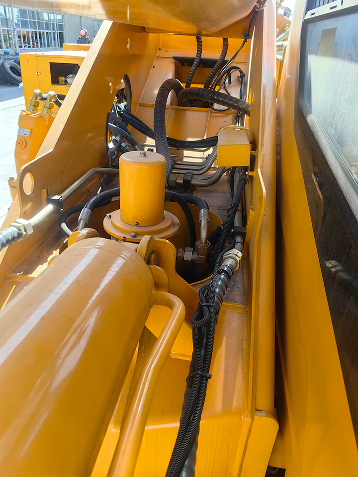 XCMG used XCT12L5-5 12ton five section telescopic boom hydraulic truck crane for sale - Autogrúa: foto 4 XCMG used XCT12L5-5 12ton five section telescopic boom hydraulic truck crane for sale - Autogrúa: foto 4