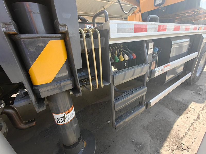 XCMG used XCT12L5-5 12ton five section telescopic boom hydraulic truck crane for sale - Autogrúa: foto 5 XCMG used XCT12L5-5 12ton five section telescopic boom hydraulic truck crane for sale - Autogrúa: foto 5