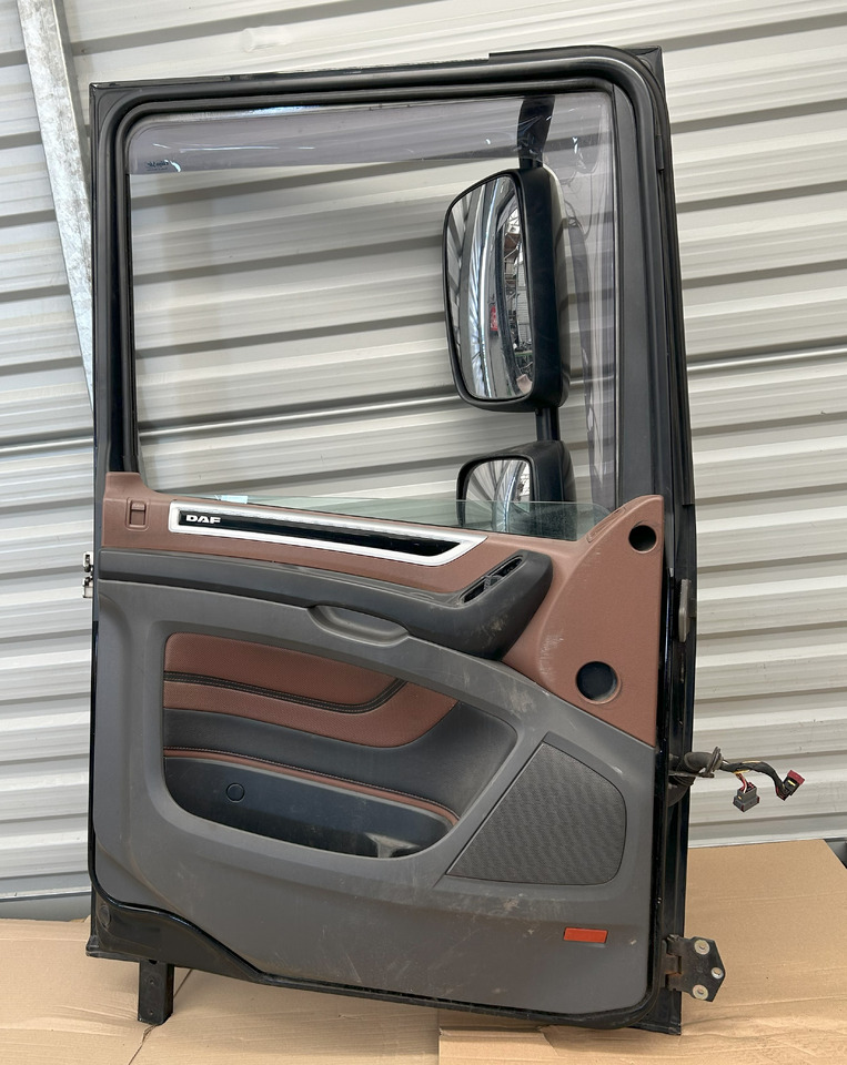 DAF XF 106 DOOR LEFT WITH MIRROR - Puerta y piezas: foto 4 DAF XF 106 DOOR LEFT WITH MIRROR - Puerta y piezas: foto 4
