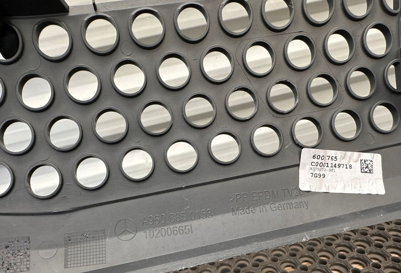 KRATKA ATRAPA A9608850153 Mercedes-Benz ACTROS MP4 A9608850153 truck - Parrilla para Camión: foto 2 KRATKA ATRAPA A9608850153 Mercedes-Benz ACTROS MP4 A9608850153 truck - Parrilla para Camión: foto 2