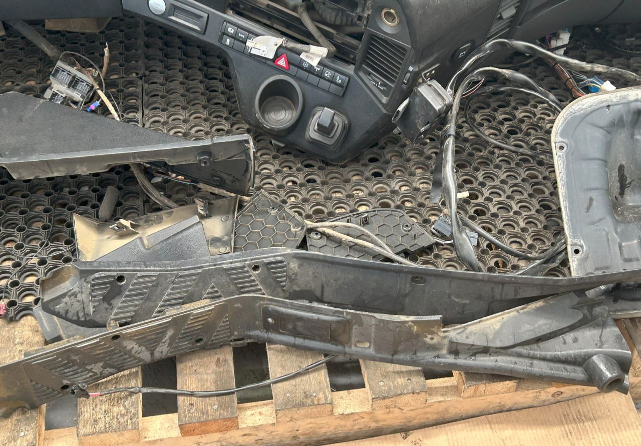 MERCEDES-BENZ KOMPLETNA PRZEKŁADKA WNĘTRZA - DESKA KONSOLA DO ANGLIKA MERCEDES AROCS MP4 - Cabina: foto 2 MERCEDES-BENZ KOMPLETNA PRZEKŁADKA WNĘTRZA - DESKA KONSOLA DO ANGLIKA MERCEDES AROCS MP4 - Cabina: foto 2
