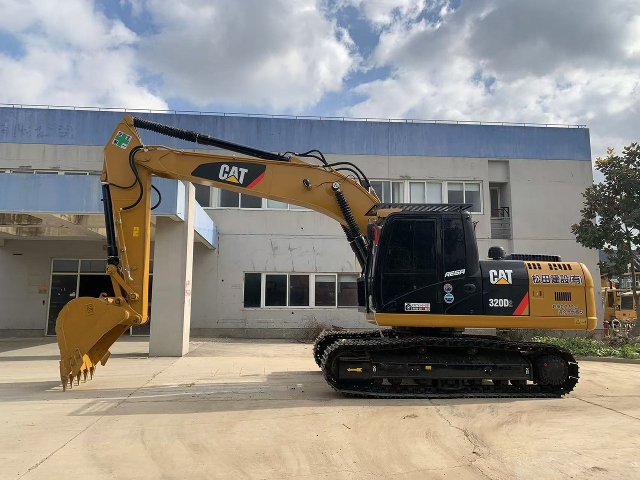 CATERPILLAR 20Ton Medium Used Excavator CAT 320D2L with Best Price C6.4 Engine - Excavadora de cadenas: foto 1 CATERPILLAR 20Ton Medium Used Excavator CAT 320D2L with Best Price C6.4 Engine - Excavadora de cadenas: foto 1