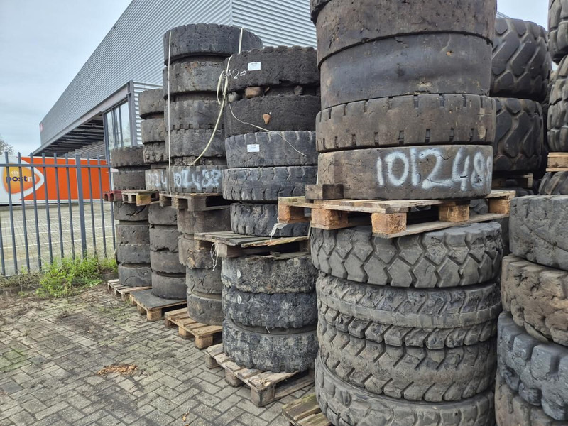 Liebherr Solid 10.00-20 - Neumático: foto 1 Liebherr Solid 10.00-20 - Neumático: foto 1