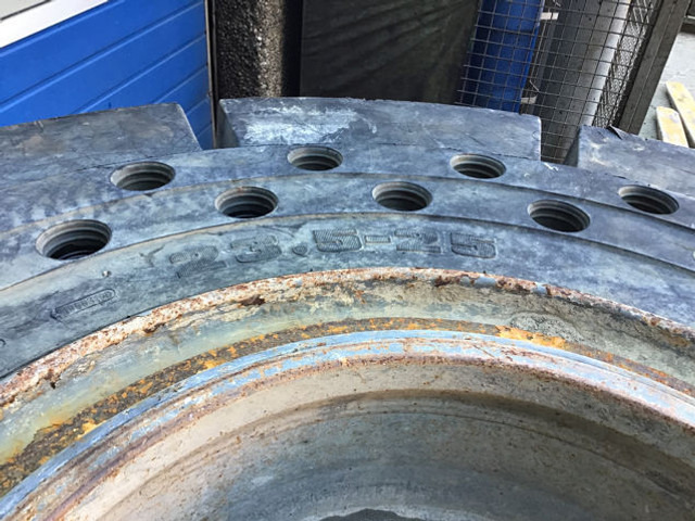 Neumáticos y llantas Liebherr Tires 23,5R25: foto 6