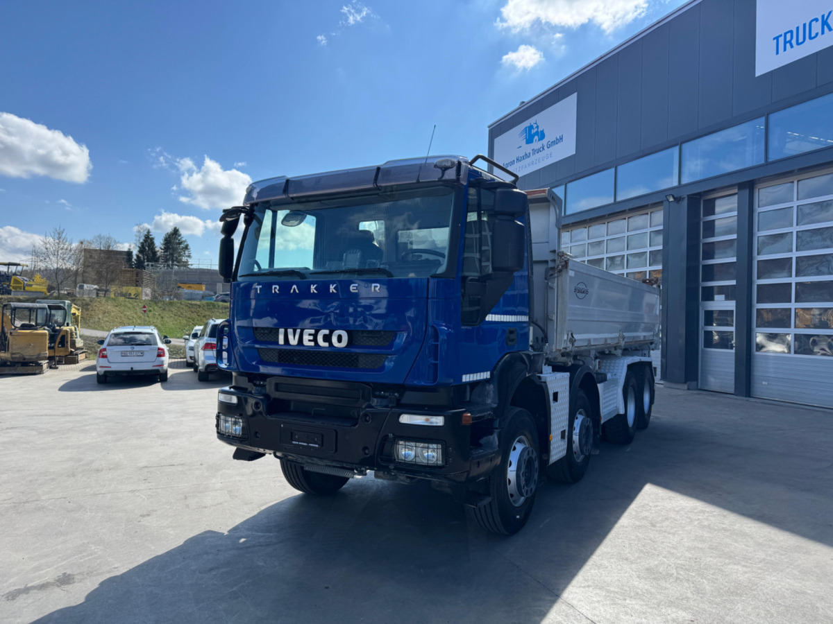 IVECO Trakker 450 8x4 3-Seitenkipper Moser - Camión volquete: foto 1 IVECO Trakker 450 8x4 3-Seitenkipper Moser - Camión volquete: foto 1