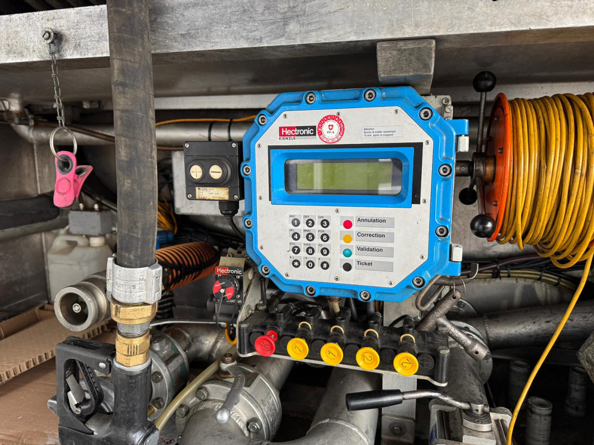 Camión cisterna VOLVO FM-440 4x2 Tankwagen 13'500L: foto 12 Camión cisterna VOLVO FM-440 4x2 Tankwagen 13'500L: foto 12