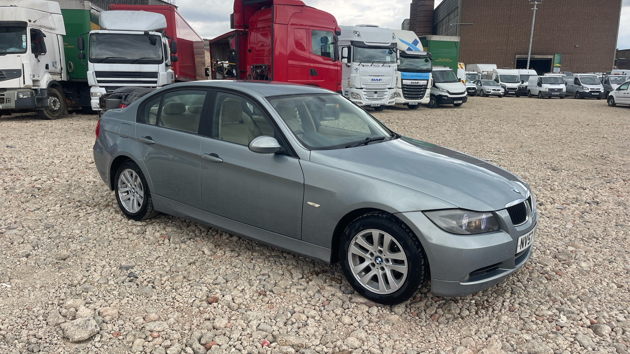 BMW 320 I - Hatchback: foto 1 BMW 320 I - Hatchback: foto 1