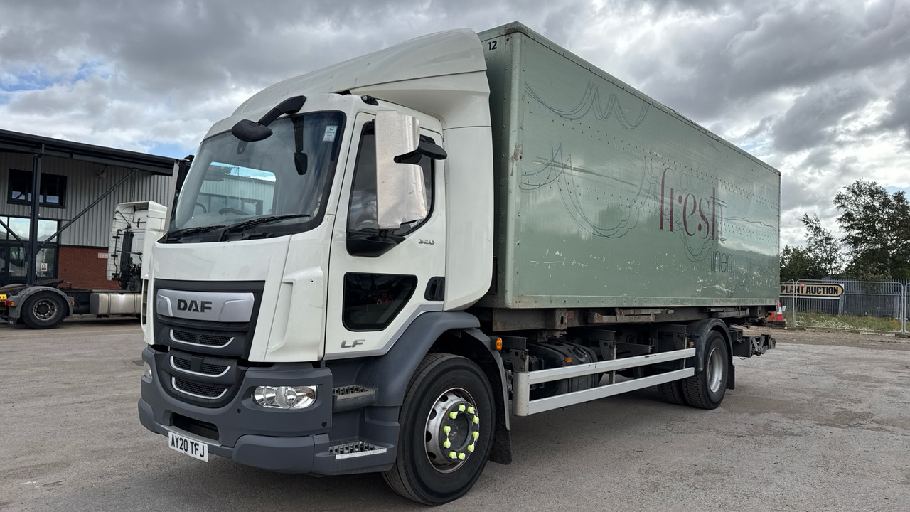 DAF LF 320 - Camión caja cerrada: foto 2 DAF LF 320 - Camión caja cerrada: foto 2