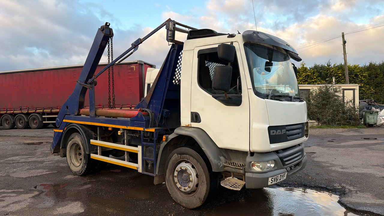 DAF LF 55.250 - Camión portacontenedor de cadenas: foto 1 DAF LF 55.250 - Camión portacontenedor de cadenas: foto 1