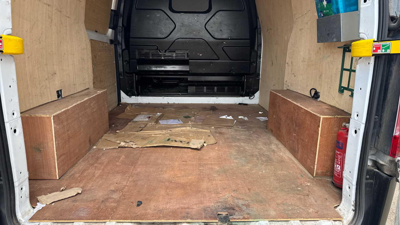 Furgoneta pequeña Ford Transit Custom 280 Base 2.0TDCi 105ps Low Roof Van FWD: foto 20