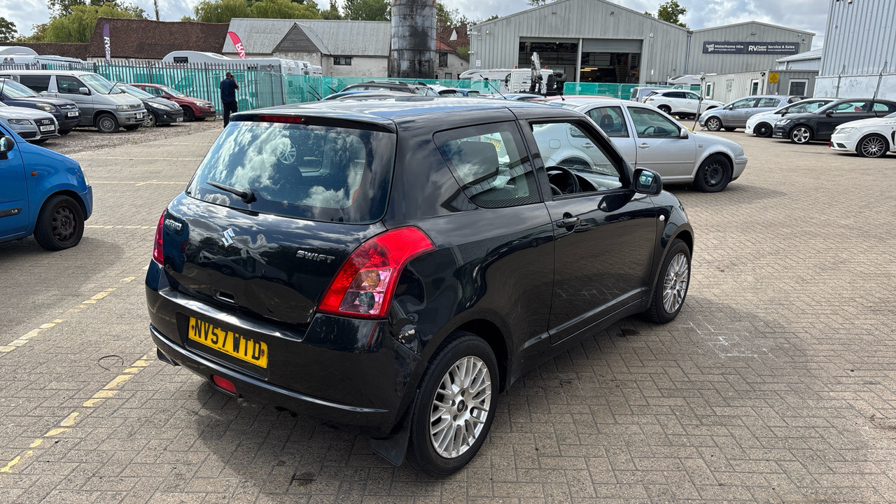 SUZUKI SWIFT 1.3 GL - Hatchback: foto 4 SUZUKI SWIFT 1.3 GL - Hatchback: foto 4