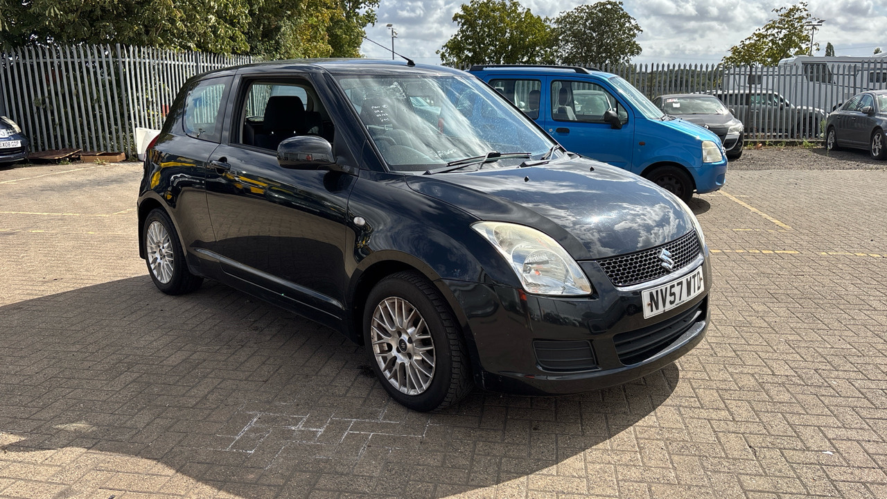 SUZUKI SWIFT 1.3 GL - Hatchback: foto 1 SUZUKI SWIFT 1.3 GL - Hatchback: foto 1