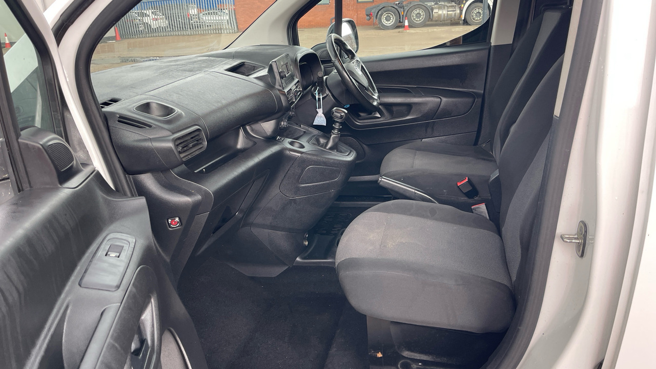 Furgoneta pequeña Vauxhall Combo Cargo 2300 1.5 TURBO D 100PS: foto 16 Furgoneta pequeña Vauxhall Combo Cargo 2300 1.5 TURBO D 100PS: foto 16