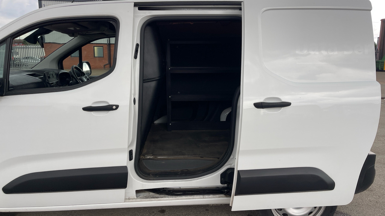 Furgoneta pequeña Vauxhall Combo Cargo 2300 1.5 TURBO D 100PS: foto 23 Furgoneta pequeña Vauxhall Combo Cargo 2300 1.5 TURBO D 100PS: foto 23