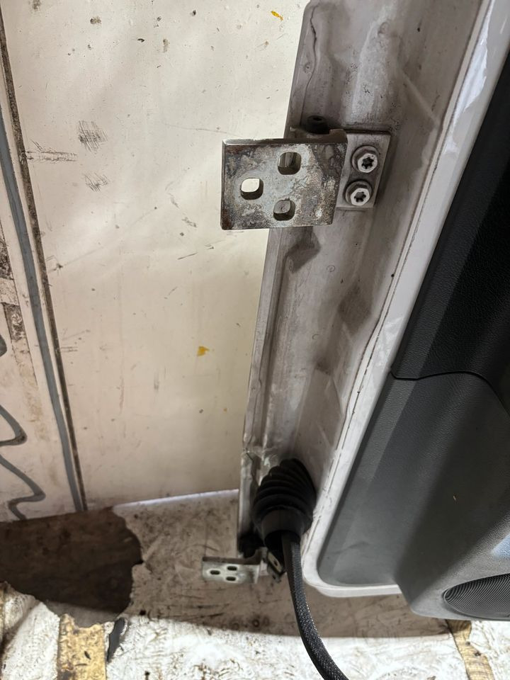 Atego Beifahrertür,rechts, weiß,verkleidung,elek-Fenster LN 17 - Puerta y piezas para Camión: foto 4 Atego Beifahrertür,rechts, weiß,verkleidung,elek-Fenster LN 17 - Puerta y piezas para Camión: foto 4