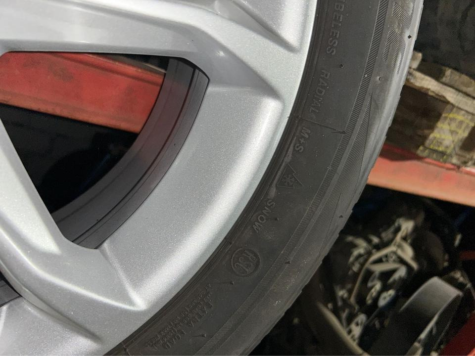 BMW X5 Winterreifen + Felgen 225/60R18 - Rueda completa para Coche: foto 4 BMW X5 Winterreifen + Felgen 225/60R18 - Rueda completa para Coche: foto 4
