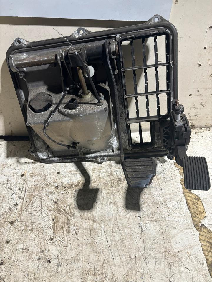 MAN KNRORR-BREMSE Fußbremsventil 81.52130-6275 - Pedal para Camión: foto 3 MAN KNRORR-BREMSE Fußbremsventil 81.52130-6275 - Pedal para Camión: foto 3