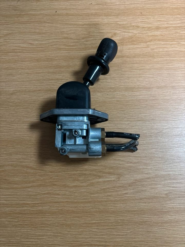 MAN WABCO Handbremsventil / Festellbremse 81.52315-6156 - Palanca de cambio para Camión: foto 2 MAN WABCO Handbremsventil / Festellbremse 81.52315-6156 - Palanca de cambio para Camión: foto 2