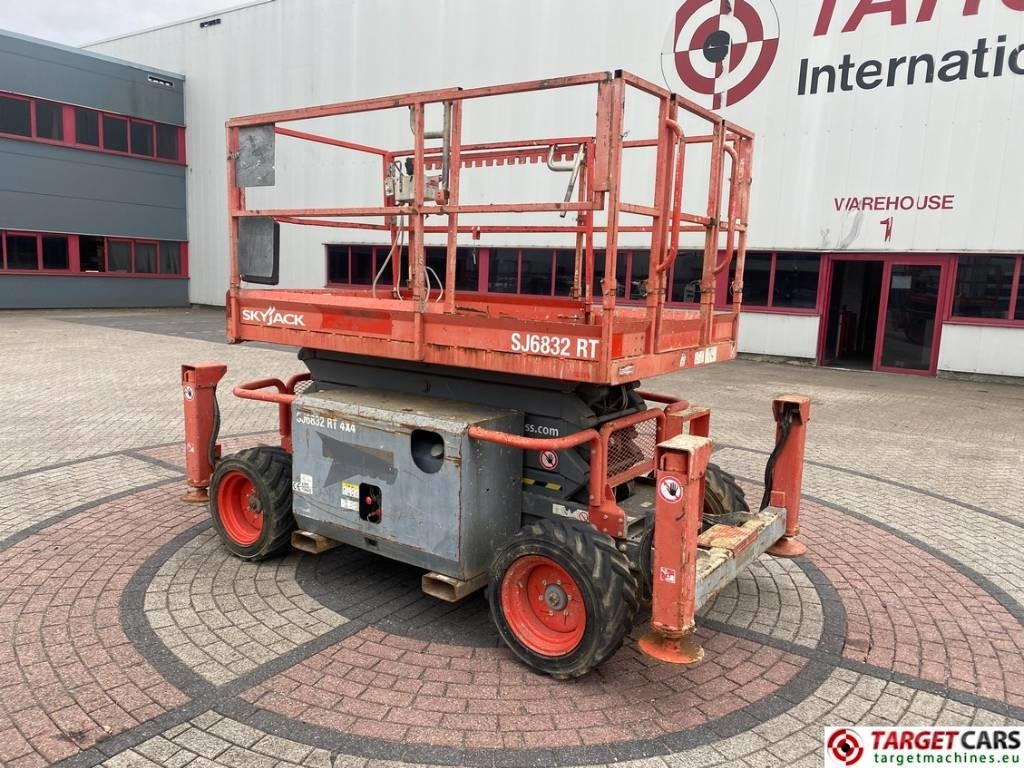 SkyJack SJ6832 RT Diesel 4x4 Scissor Work Lift 1180cm - Plataforma de tijeras: foto 4 SkyJack SJ6832 RT Diesel 4x4 Scissor Work Lift 1180cm - Plataforma de tijeras: foto 4
