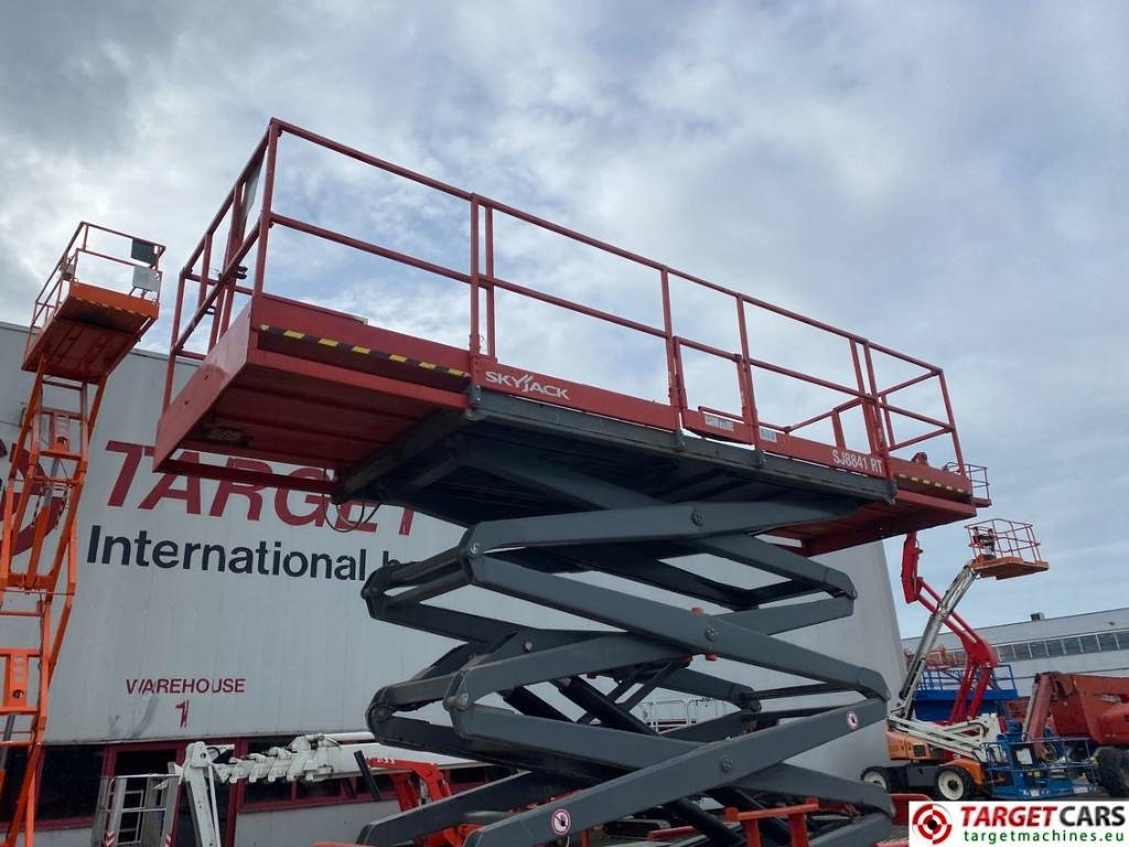 Plataforma de tijeras SkyJack SJ8841RT Diesel 4x4 Scissor Work Lift 1430cm: foto 33 Plataforma de tijeras SkyJack SJ8841RT Diesel 4x4 Scissor Work Lift 1430cm: foto 33