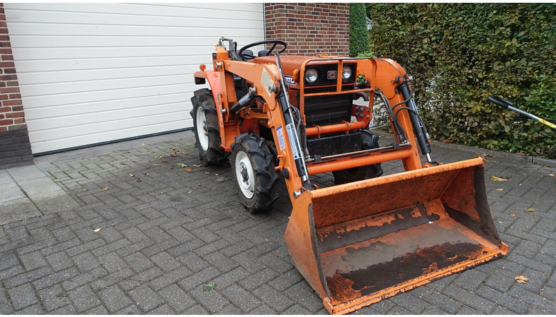 Hinomoto C144 4x4 met frontlader - Tractor: foto 2 Hinomoto C144 4x4 met frontlader - Tractor: foto 2