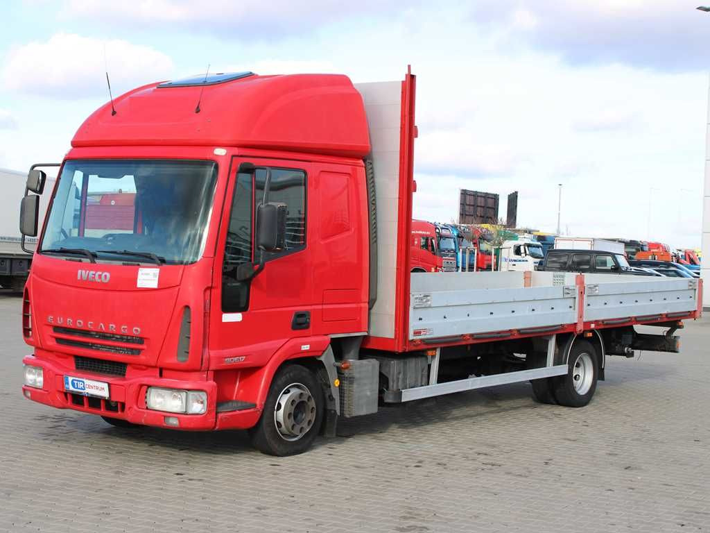 Iveco EUROCARGO ML 90E17, EURO 3, PNEU 80% - Camión lona: foto 1 Iveco EUROCARGO ML 90E17, EURO 3, PNEU 80% - Camión lona: foto 1