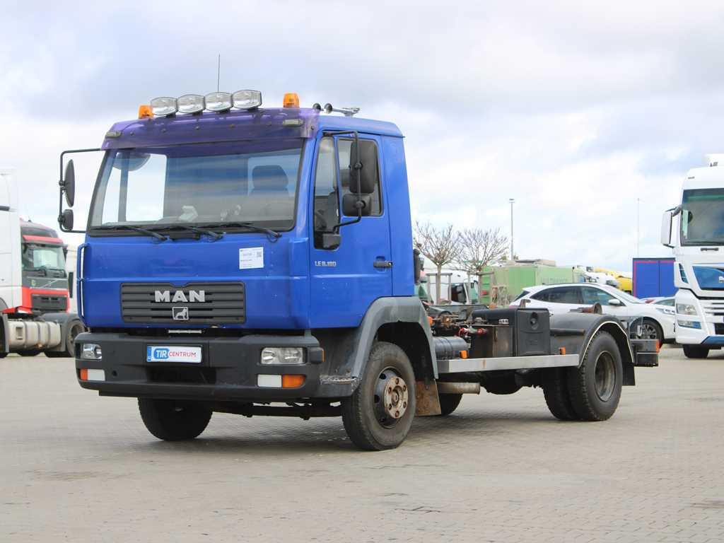 MAN LE 8.180, EURO 3, BEACONS, CONTAINER HOOK CARRIER - Otros maquinaria: foto 1 MAN LE 8.180, EURO 3, BEACONS, CONTAINER HOOK CARRIER - Otros maquinaria: foto 1