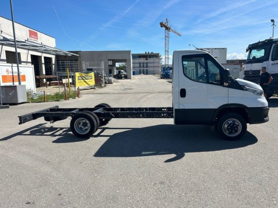 Iveco Daily 40 - 180 Fahrgestell, E6 Ohne Motor/Ohne Getriebe 2 Stück verfügbar - Camión chasis: foto 4 Iveco Daily 40 - 180 Fahrgestell, E6 Ohne Motor/Ohne Getriebe 2 Stück verfügbar - Camión chasis: foto 4