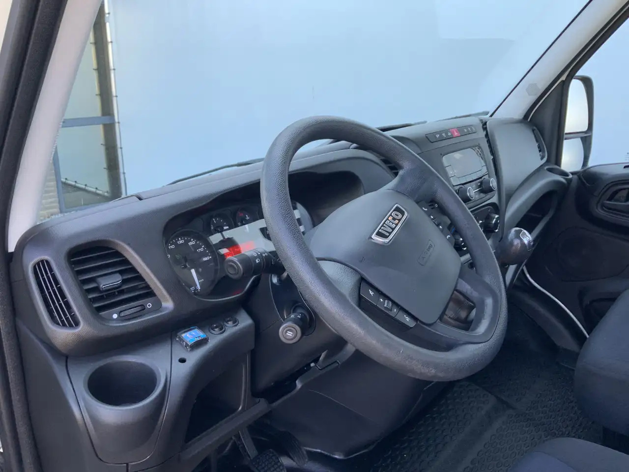 Iveco 40C18 B.E Trekker Airco Cruise 3 Zits Euro 6 180 - Cabeza tractora BE: foto 5 Iveco 40C18 B.E Trekker Airco Cruise 3 Zits Euro 6 180 - Cabeza tractora BE: foto 5