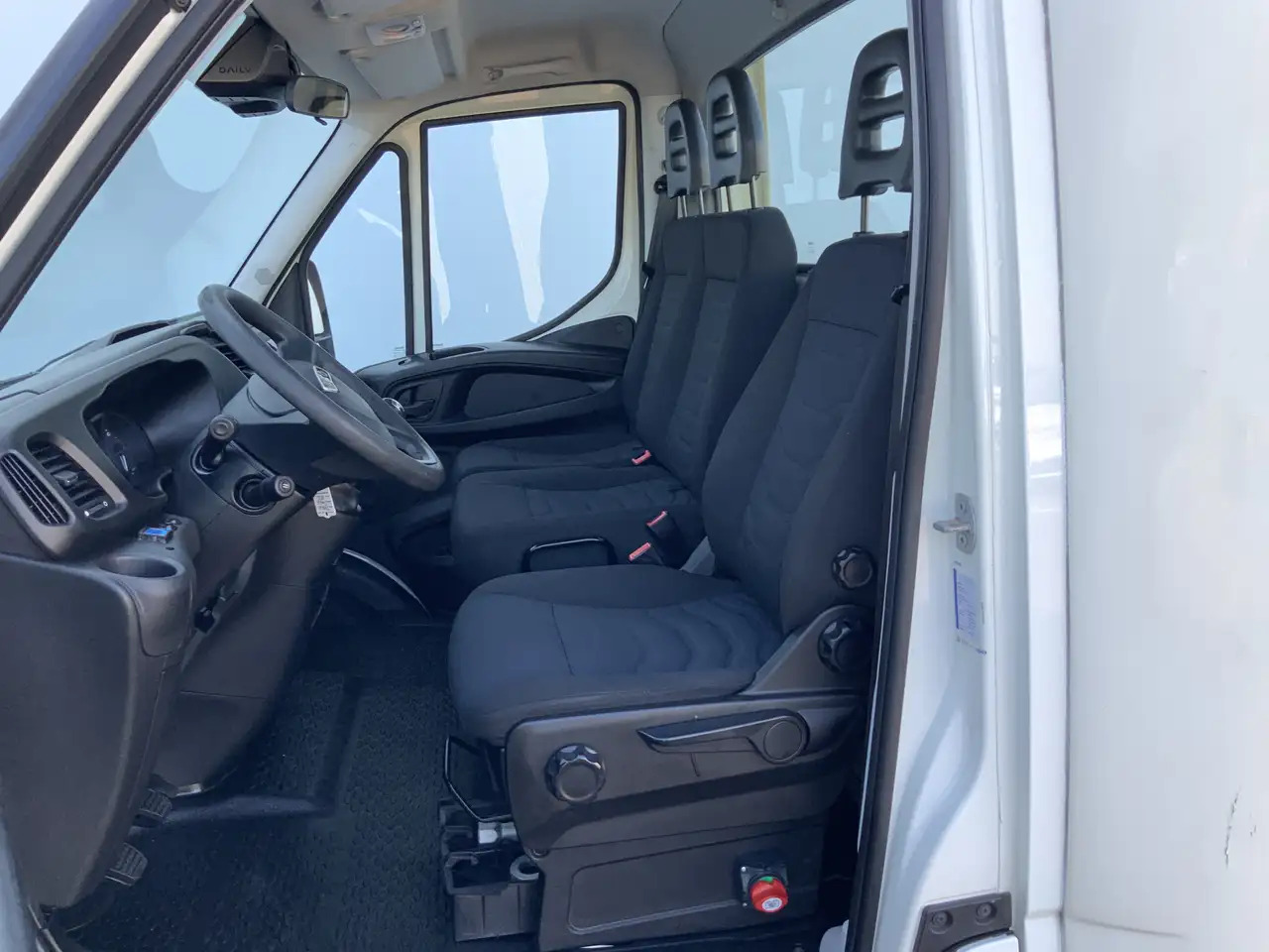 Iveco 40C18 B.E Trekker Airco Cruise 3 Zits Euro 6 180 - Cabeza tractora BE: foto 4 Iveco 40C18 B.E Trekker Airco Cruise 3 Zits Euro 6 180 - Cabeza tractora BE: foto 4