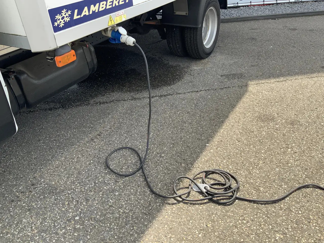 Iveco Daily 35C13 2.3 375 Automaat Koelmeubelbak Deuren Dag&Na - Furgoneta frigorifica: foto 2 Iveco Daily 35C13 2.3 375 Automaat Koelmeubelbak Deuren Dag&Na - Furgoneta frigorifica: foto 2