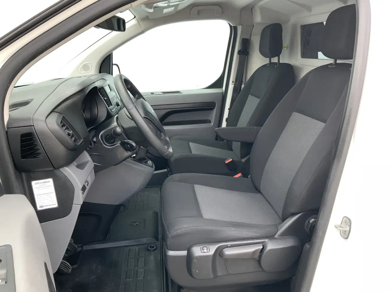 Peugeot Expert 227C 2.0 BlueHDI 150 Premium Pack Airco Cruise Cam - Furgón: foto 4 Peugeot Expert 227C 2.0 BlueHDI 150 Premium Pack Airco Cruise Cam - Furgón: foto 4
