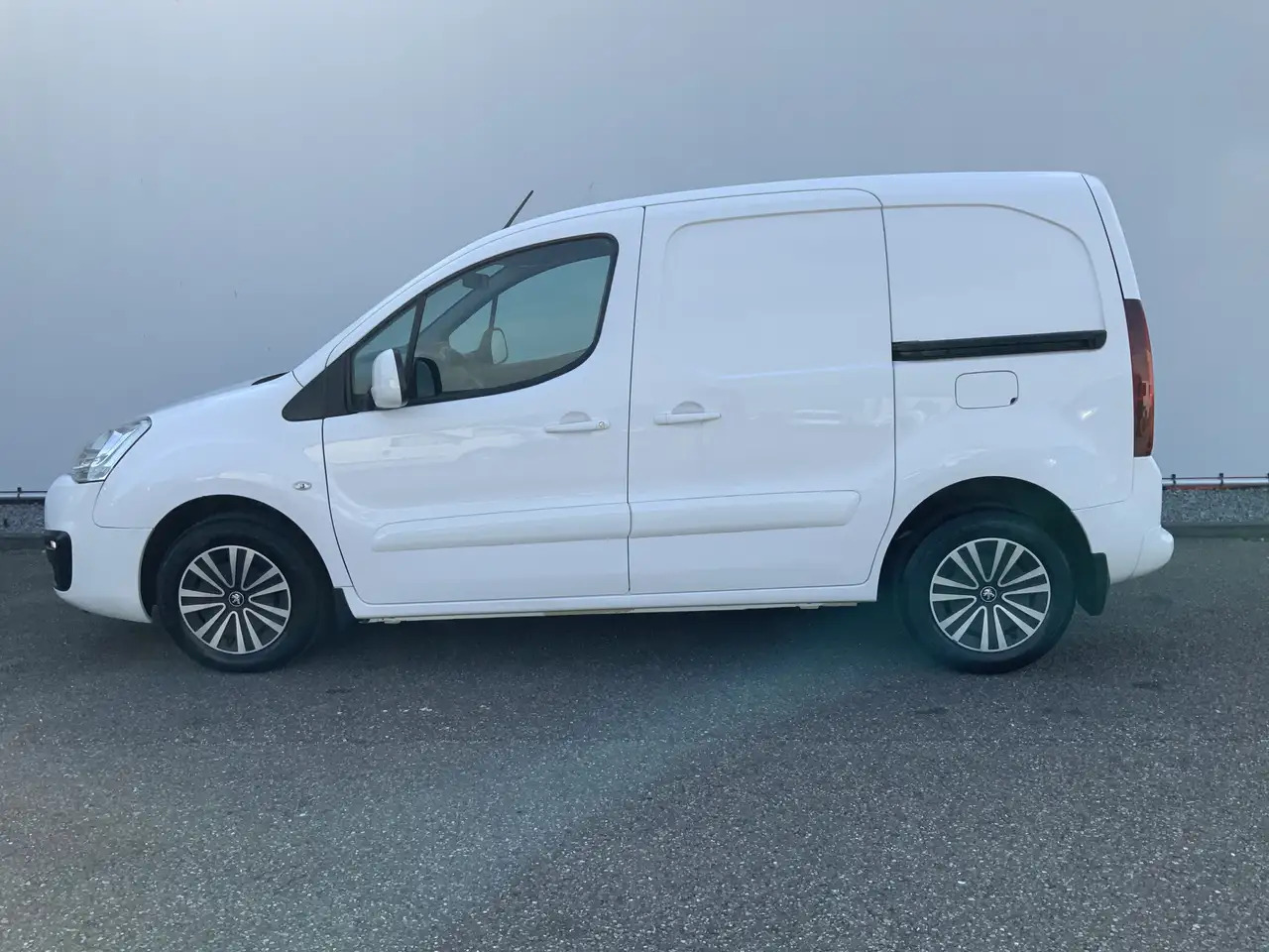 Peugeot Partner 122 1.6 BlueHDi Automaat hapert !!!100 L1 Premium - Furgoneta pequeña: foto 3 Peugeot Partner 122 1.6 BlueHDi Automaat hapert !!!100 L1 Premium - Furgoneta pequeña: foto 3