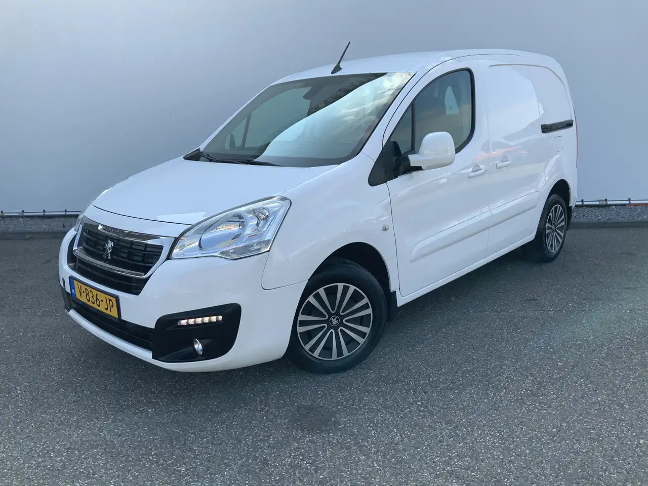 Peugeot Partner 122 1.6 BlueHDi Automaat hapert !!!100 L1 Premium - Furgoneta pequeña: foto 1 Peugeot Partner 122 1.6 BlueHDi Automaat hapert !!!100 L1 Premium - Furgoneta pequeña: foto 1