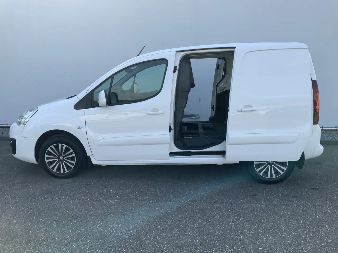 Peugeot Partner 122 1.6 BlueHDi Automaat hapert !!!100 L1 Premium - Furgoneta pequeña: foto 4 Peugeot Partner 122 1.6 BlueHDi Automaat hapert !!!100 L1 Premium - Furgoneta pequeña: foto 4