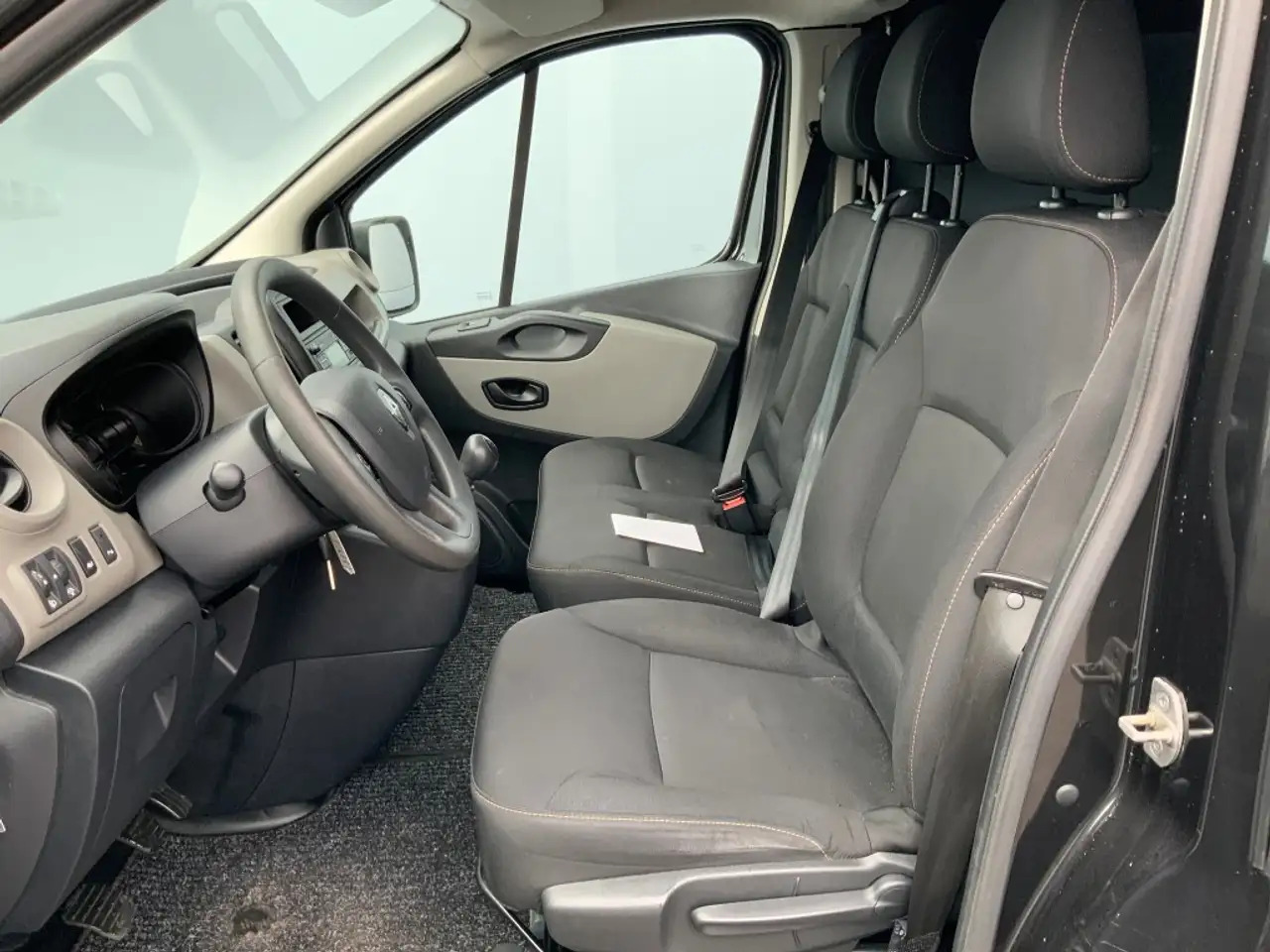 Renault Trafic 1.6 dCi T29 L2H2 Comfort Energy Airco Cruise 3 Zit - Furgón: foto 5 Renault Trafic 1.6 dCi T29 L2H2 Comfort Energy Airco Cruise 3 Zit - Furgón: foto 5