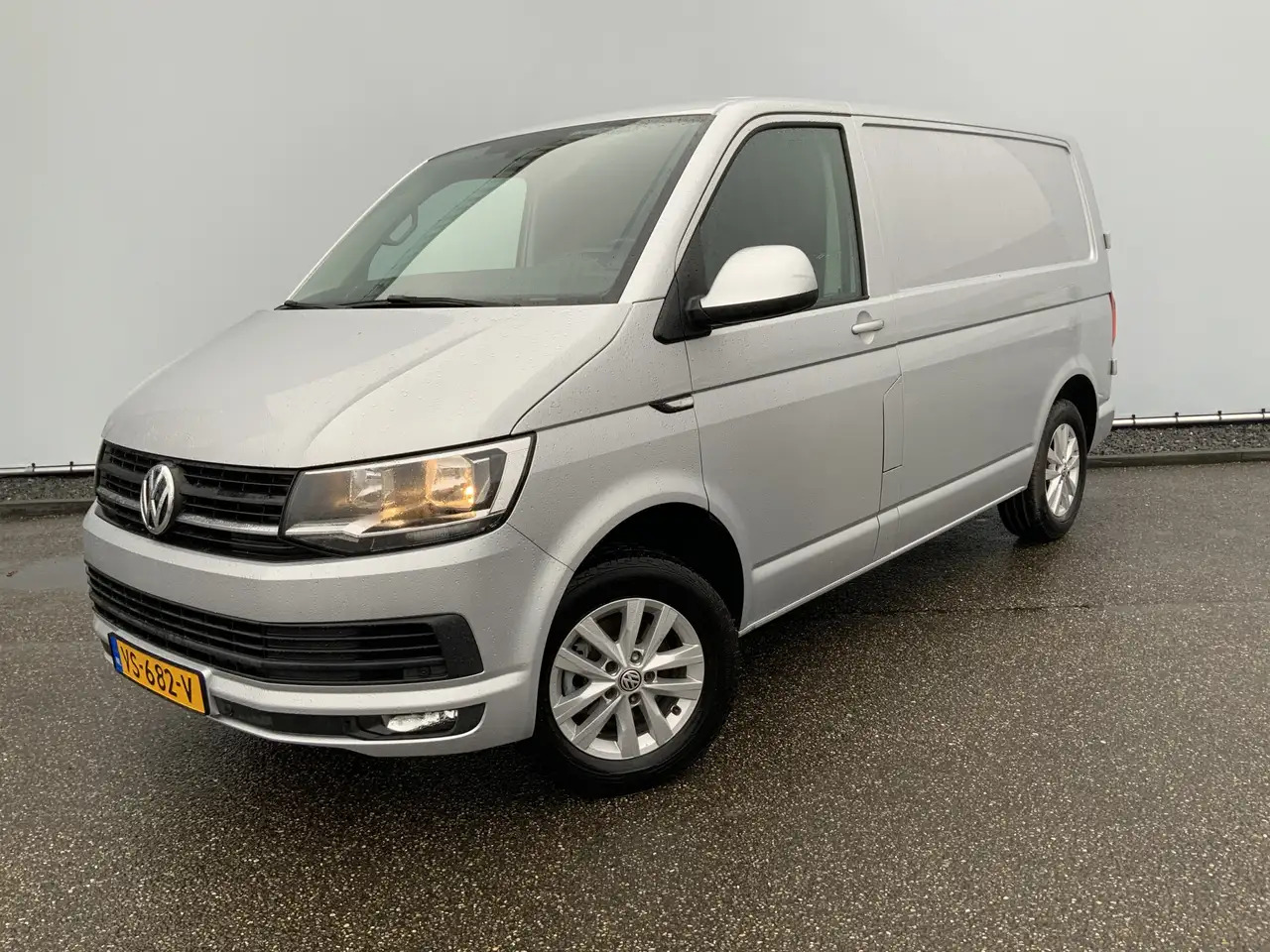 Volkswagen T6 Transporter 2.0 TDI L1H1 Highline Airco Cruise Alu Velg( R Por - Furgón: foto 1 Volkswagen T6 Transporter 2.0 TDI L1H1 Highline Airco Cruise Alu Velg( R Por - Furgón: foto 1