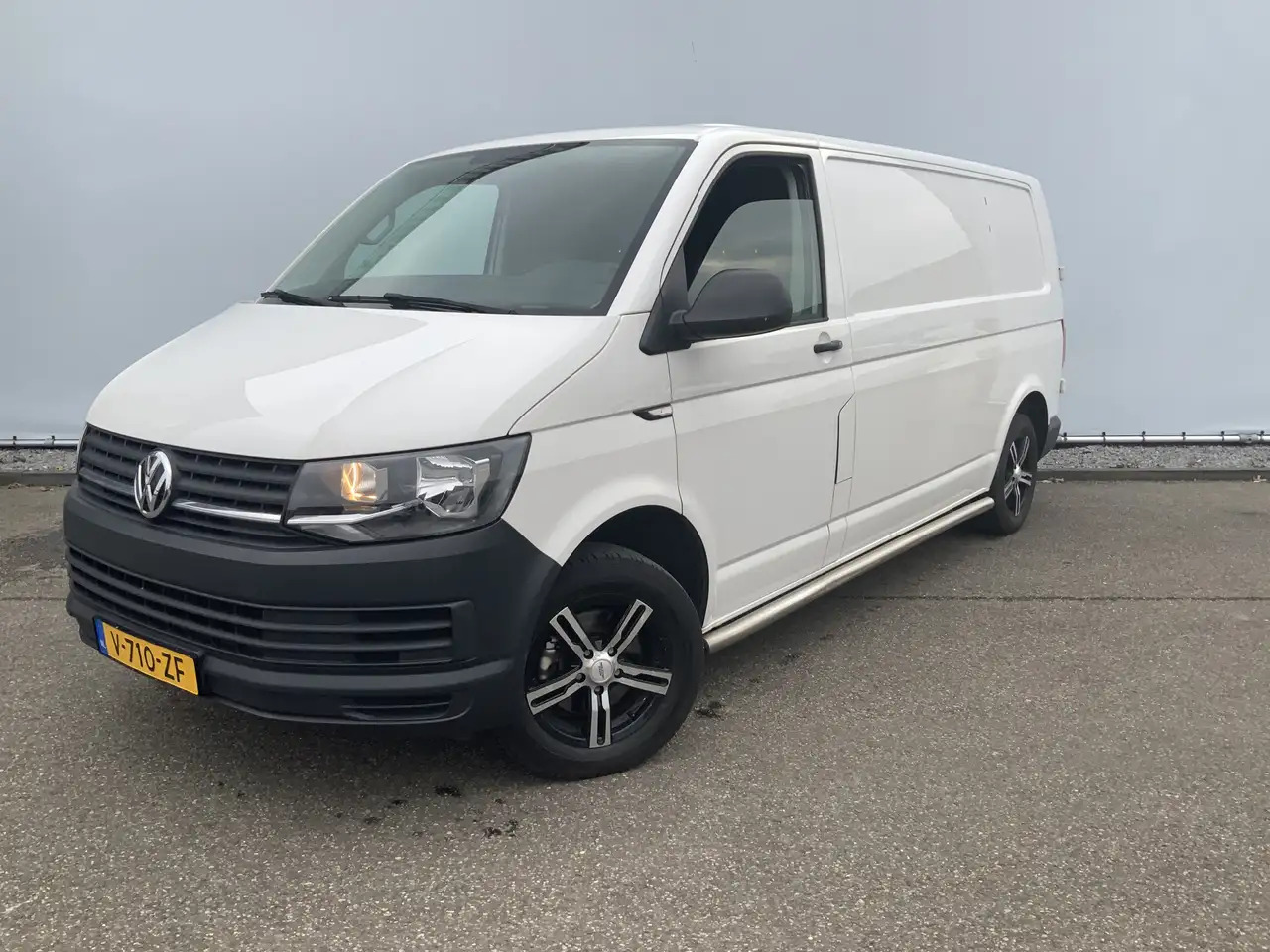 Volkswagen T6 Transporter 2.0 TDI L2H1 Airco Navi Trekhaak 2200 kg 3 Zits Al - Furgón: foto 1 Volkswagen T6 Transporter 2.0 TDI L2H1 Airco Navi Trekhaak 2200 kg 3 Zits Al - Furgón: foto 1