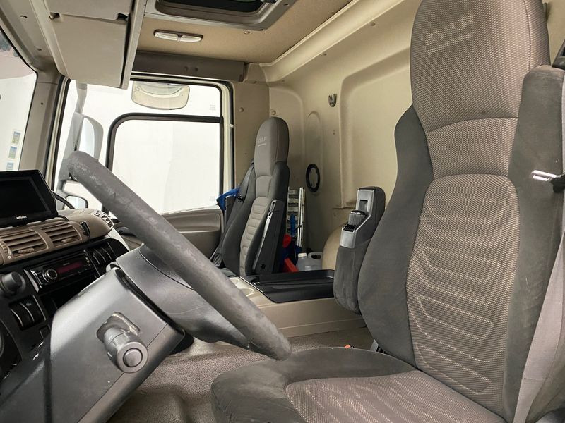Camión caja cerrada DAF CF65.250: foto 11