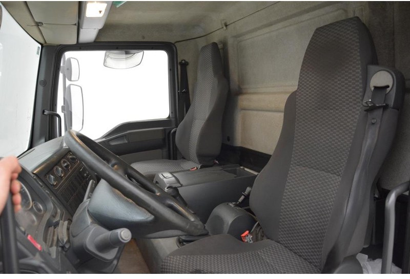 Foto del interior 2: Camión caja cerrada MAN TGL 8.180