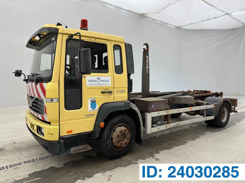 Volvo FL 220 - Camión multibasculante: foto 1 Volvo FL 220 - Camión multibasculante: foto 1