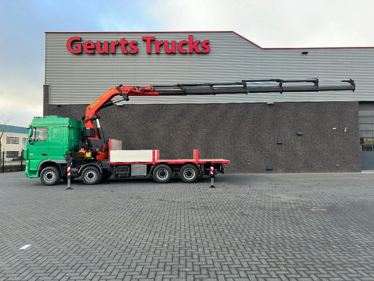 DAF XF 105.510 8X4 + PALFINGER PK 65002-SH E POWER L - Camión grúa: foto 1 DAF XF 105.510 8X4 + PALFINGER PK 65002-SH E POWER L - Camión grúa: foto 1