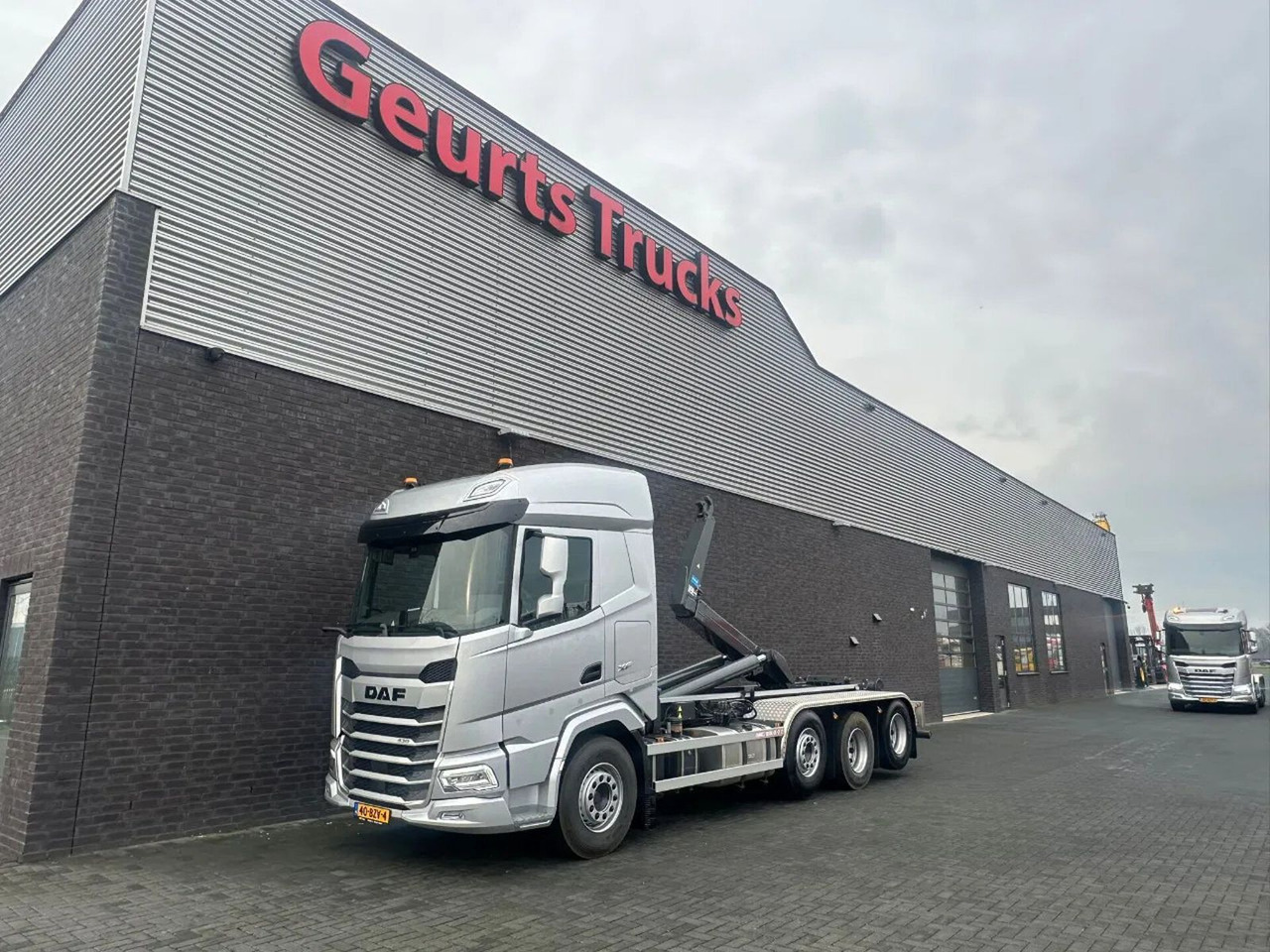 DAF XF 530 8X2 TRIPLE VDL S-30-6700 HAAKARMSYSTEEM/A - Camión multibasculante: foto 2 DAF XF 530 8X2 TRIPLE VDL S-30-6700 HAAKARMSYSTEEM/A - Camión multibasculante: foto 2