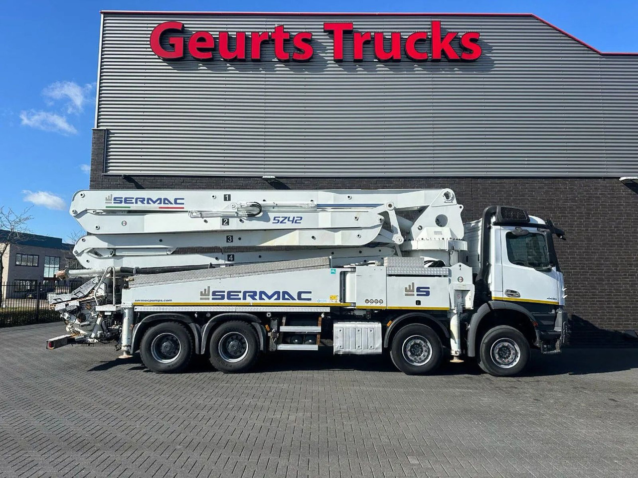 Mercedes-Benz Arocs 4451 8X4 + SERMAC 5Z42 BETONPOMP/BETONPUMP - Camión bomba de hormigón: foto 4 Mercedes-Benz Arocs 4451 8X4 + SERMAC 5Z42 BETONPOMP/BETONPUMP - Camión bomba de hormigón: foto 4